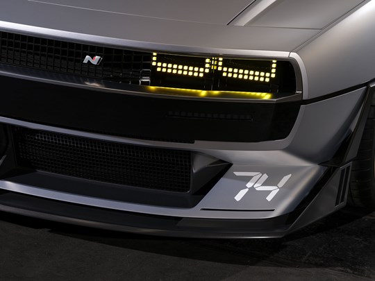 Detaljer på LED pixelljus och lip spoiler på Hyundai N Vision 74.