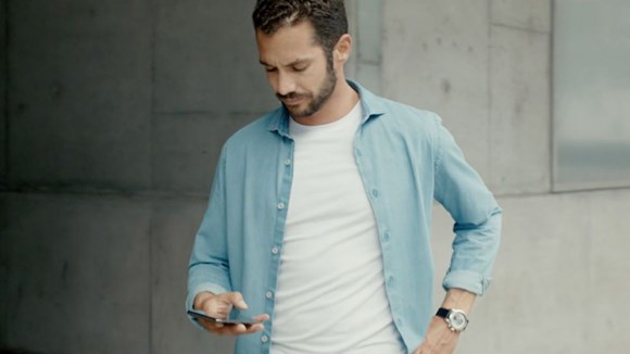 SANTA FE PHEV Features Bluelink Man Holding Smartphone