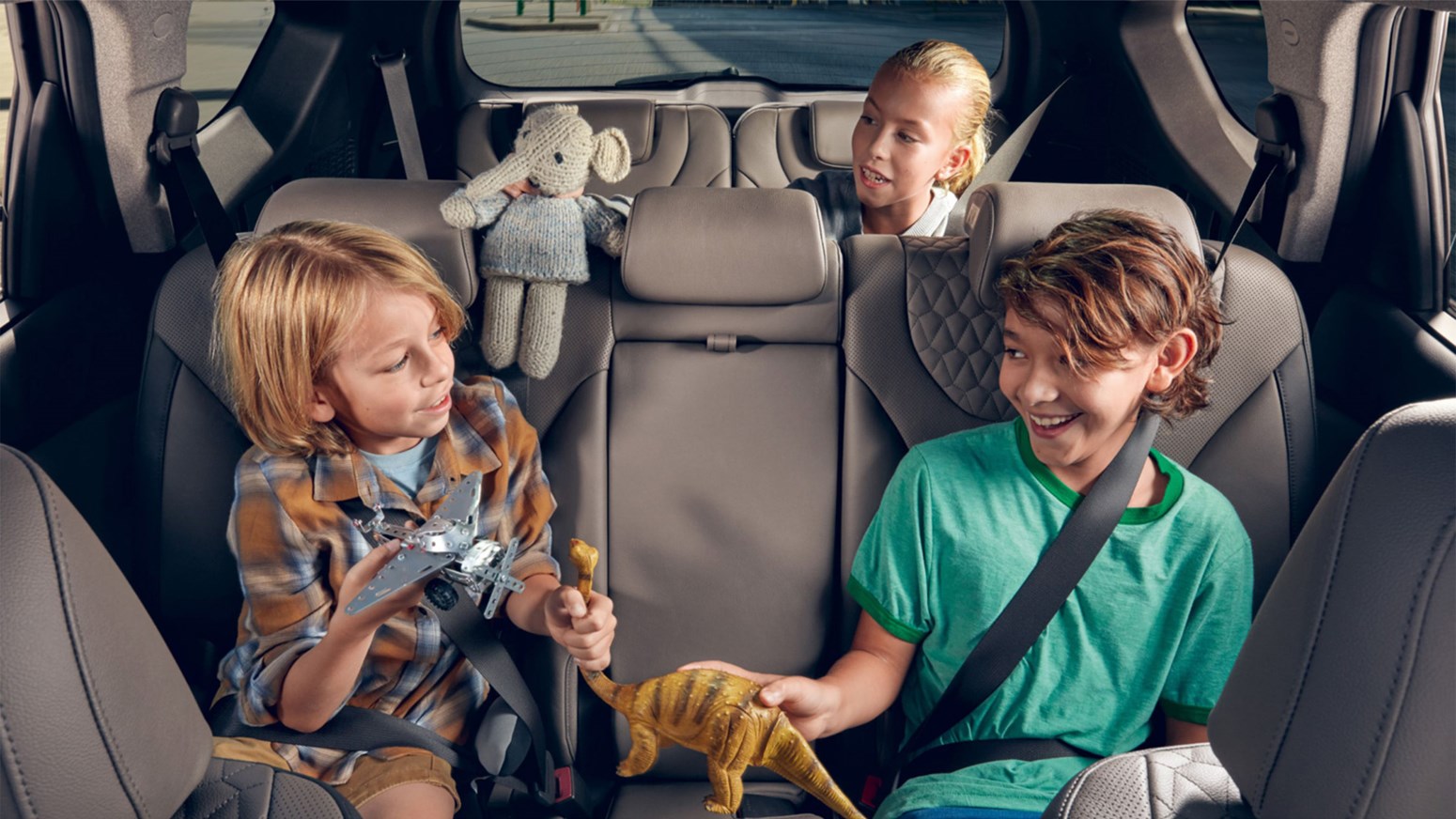 Bildgalleri - Två barn i andra sätesraden och ett i tredje i Hyundai SANTA FE.