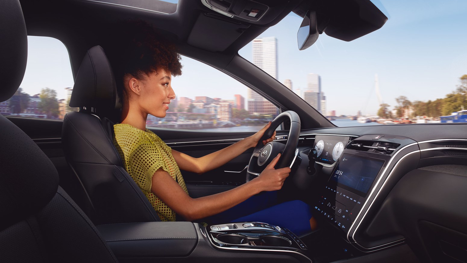 Bildgalleri - Kvinna kör en Hyundai TUCSON med panoramatak.