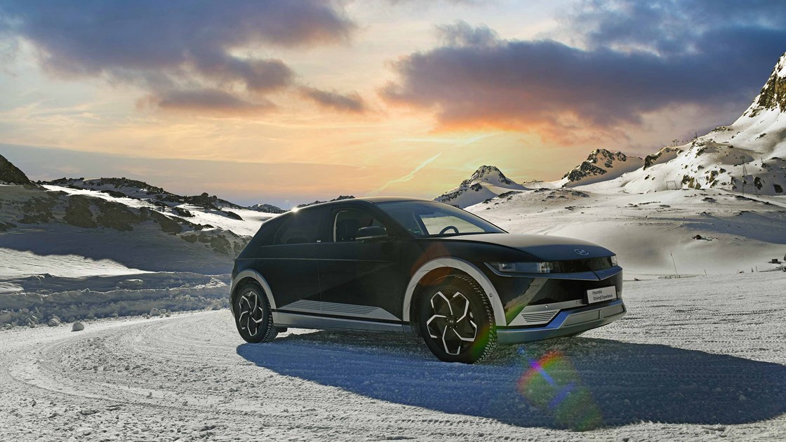 Svart Hyundai IONIQ 5 elbil i solnedgång i vinterlandskap