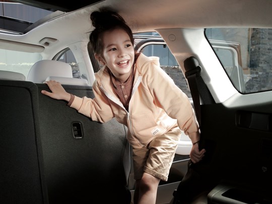 Ett barn i baksätet på Hyundai SANTA FE Hybrid.