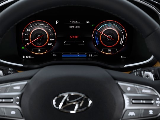 Digital instrumentering i Hyundai SANTA FE Hybrid.