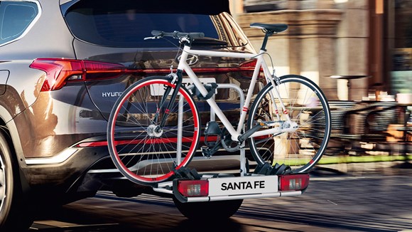 Hyundai SANTA FE Hybrid med cykelhållare.